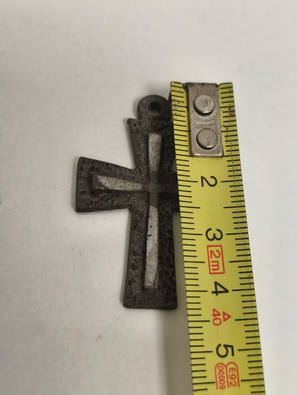 Croix catholique ancienne pendentif aspect métal patiné religieux vintage