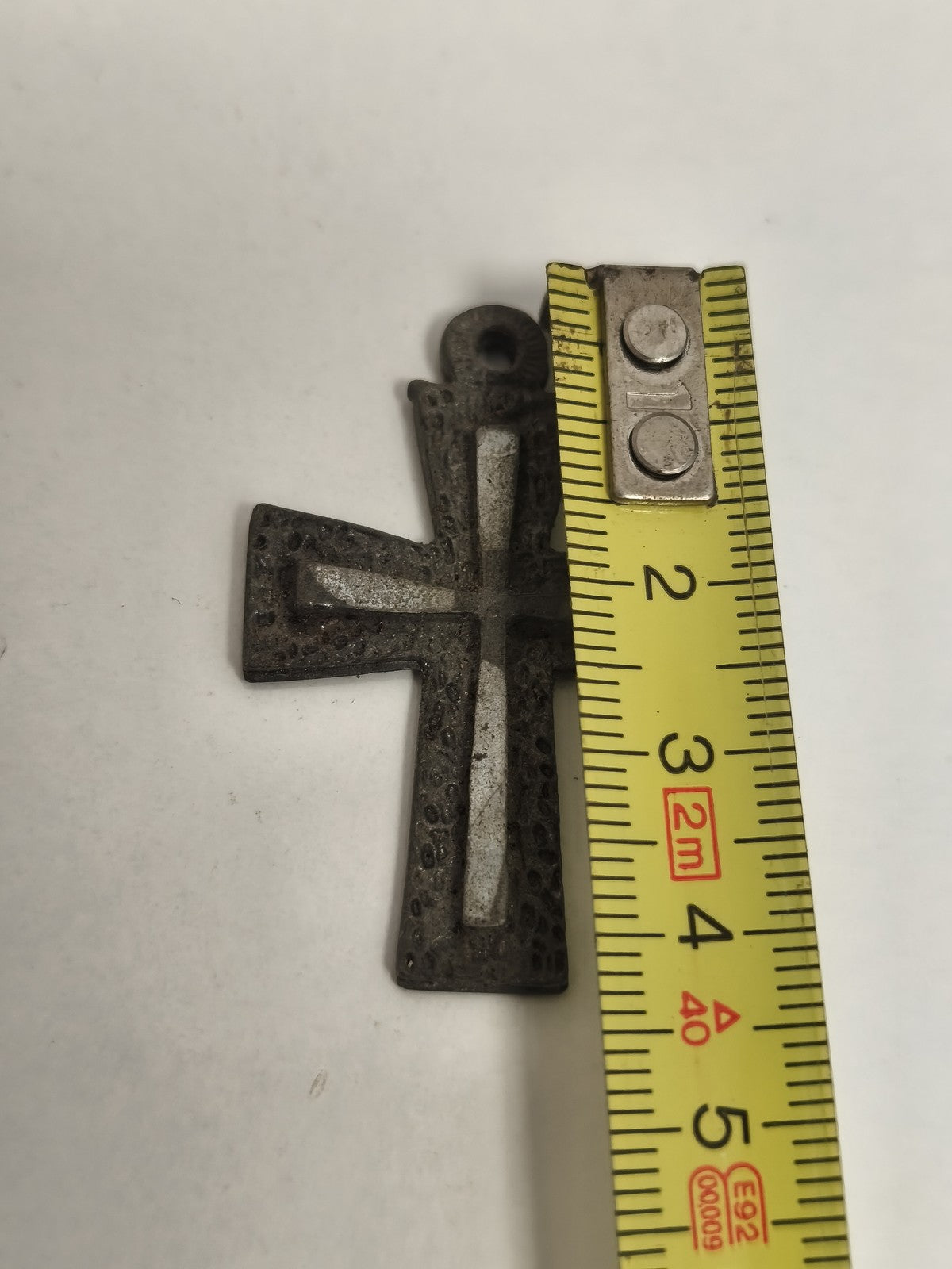 Croix catholique ancienne pendentif aspect métal patiné religieux vintage
