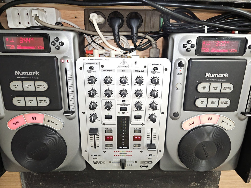 Table de mixage Behringer VMX-200 XPO et Numark DJ Console audio professionnelle