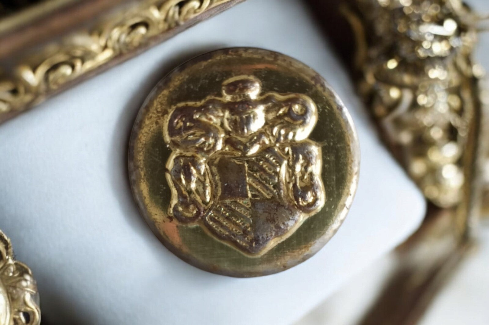 Bouton blason doré traditionnel France, histoire française, motif héraldique