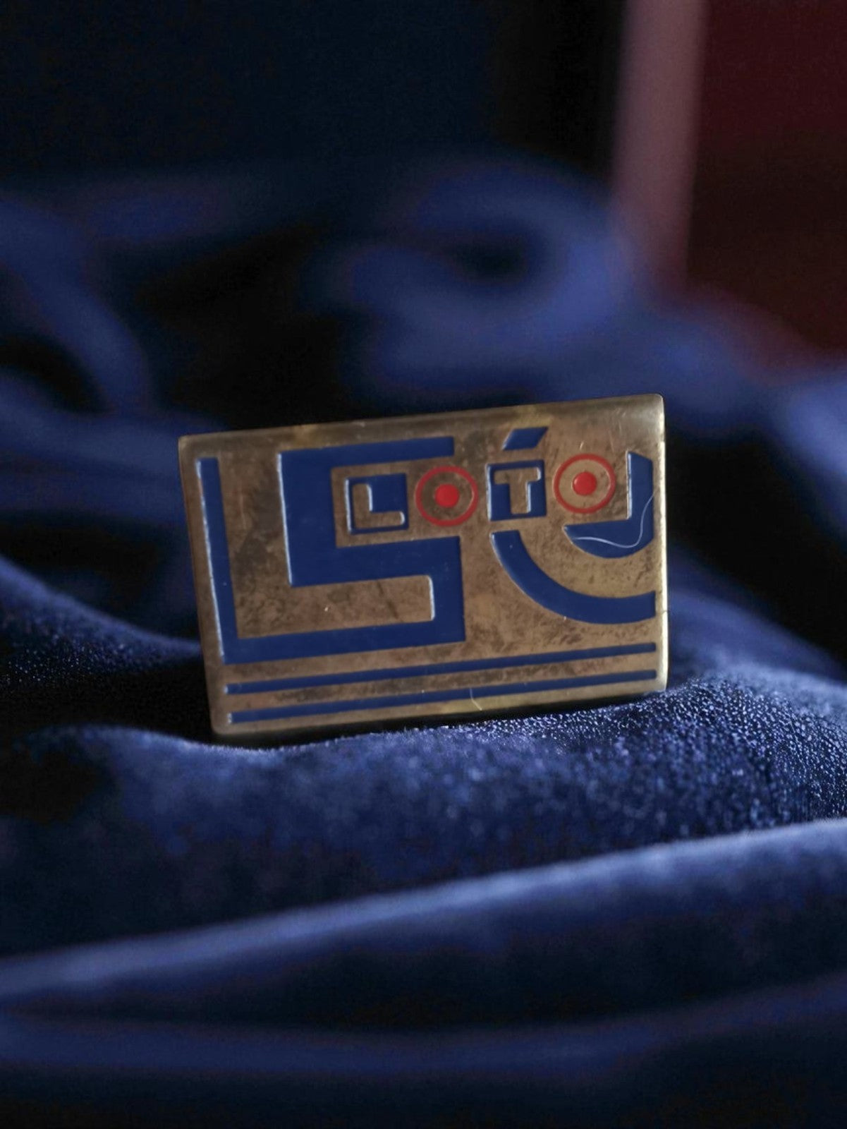 Pin's ancien Loto France, logo bleu et rouge, vintage publicité jeu hasard
