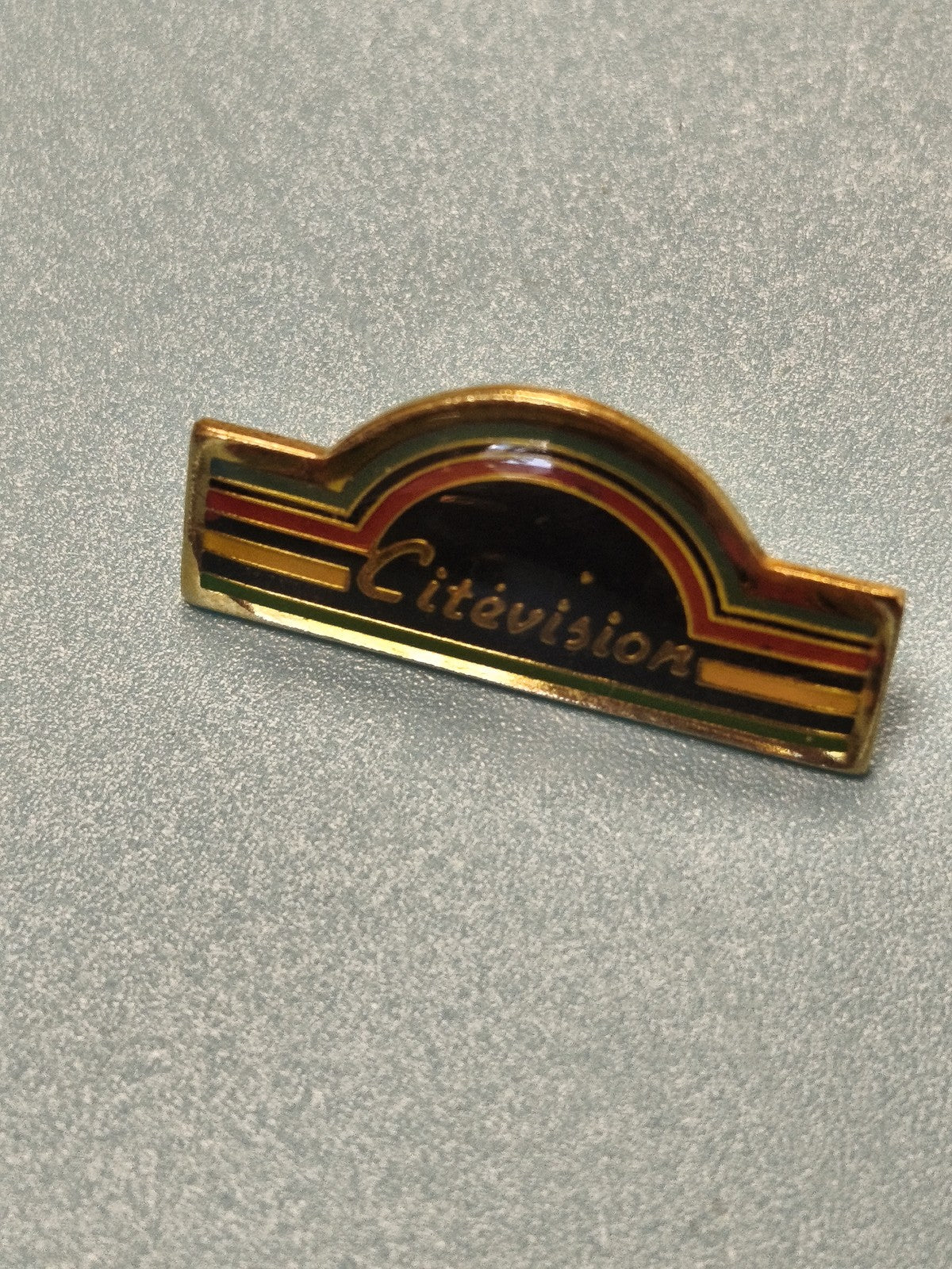 Pin's vintage Citevision émaillé, forme demi-lune, collection badge rétro
