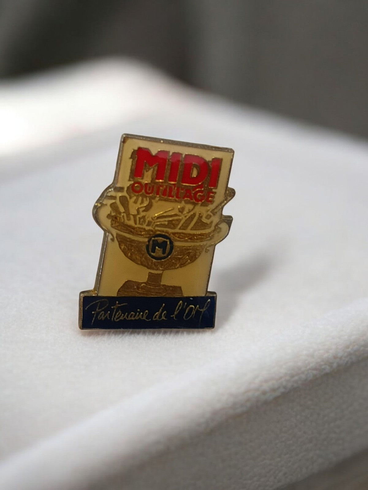 Pin's vintage MIDI Outillage Partenaire OM Olympique Marseille badge ancien