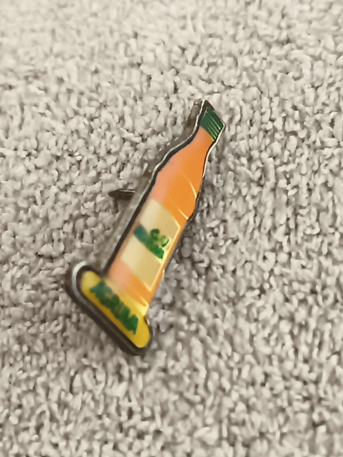Pin's vintage bouteille AGRUMA orange jaune, badge publicitaire soda (Ref 3)