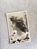 CPA Femme profil fleurs Vœux de Bonheur photo colorisée début XXe