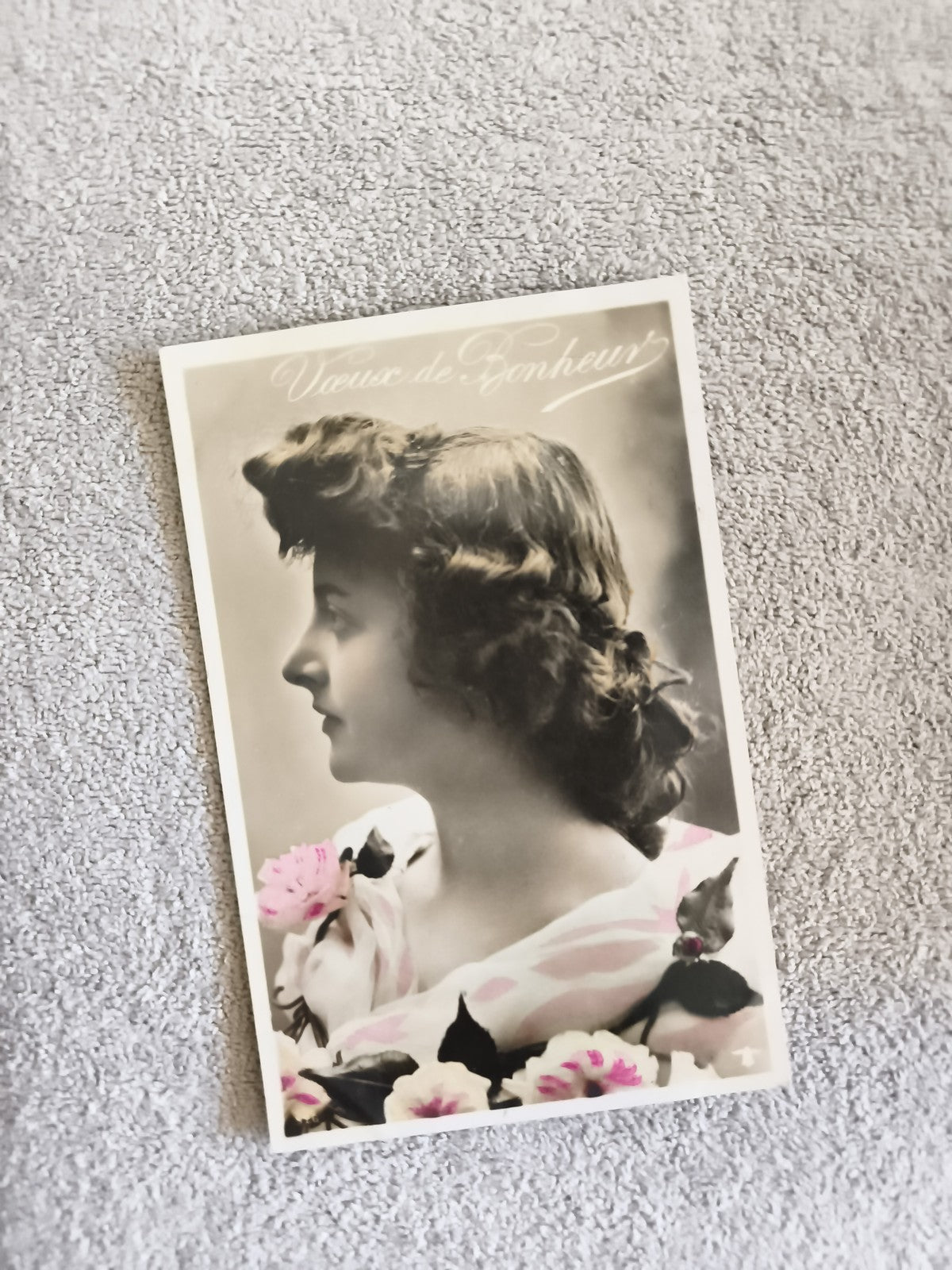CPA Femme profil fleurs Vœux de Bonheur photo colorisée début XXe