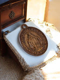 Médaille religieuse vintage en métal, Vierge Miraculeuse, patine bronze ancien