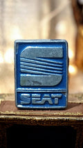 Pin's SEAT vintage années 80 bleu logo auto broche rétro old school