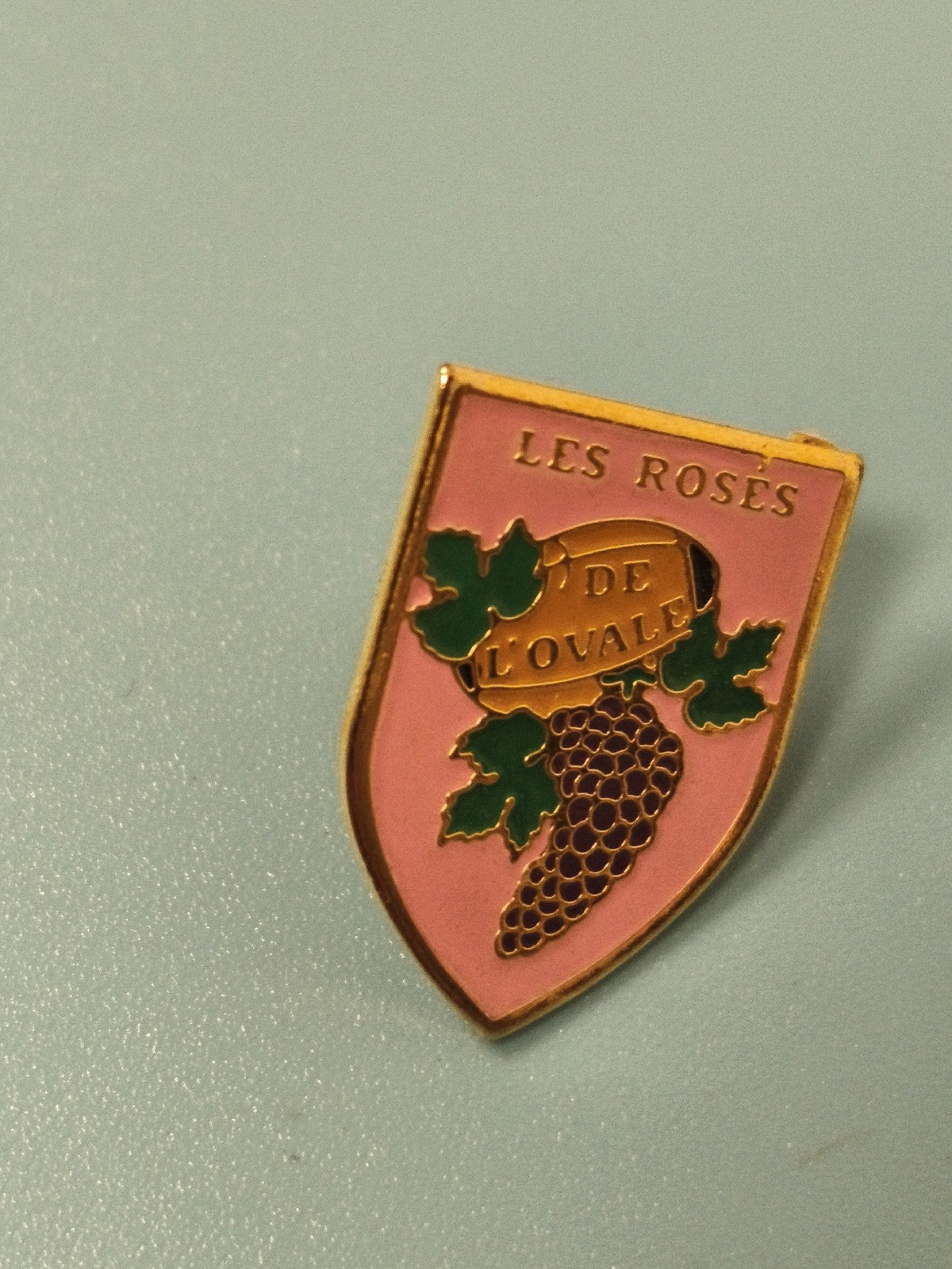 Vintage pin's Les Rosés de l'Ovale émaillé blason rose raisin (Ref 17)