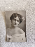 Carte photo portrait femme début XXe siècle CPA studio DLG