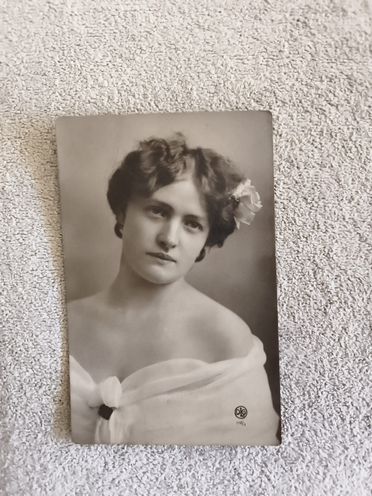 Carte photo portrait femme début XXe siècle CPA studio DLG