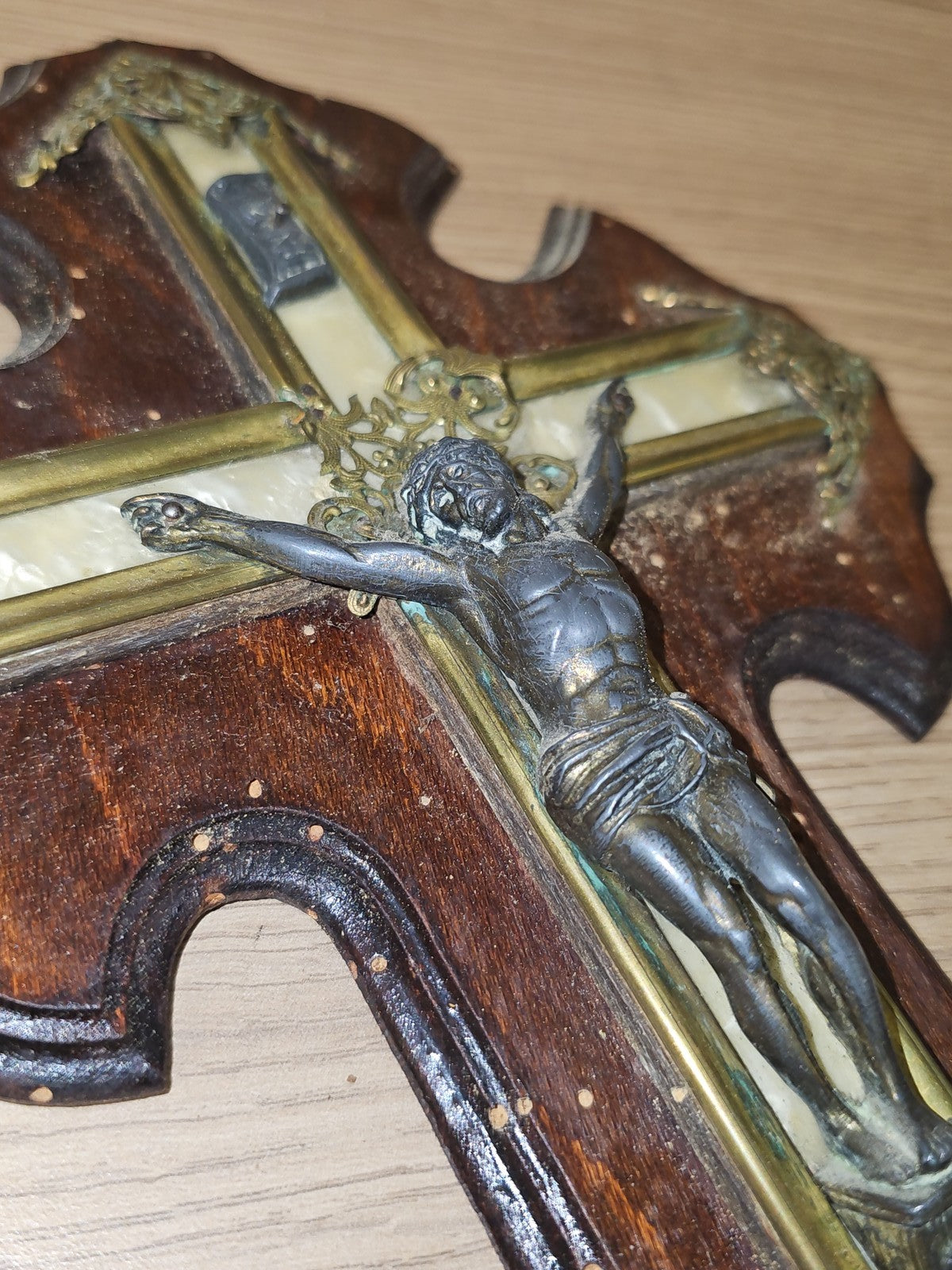 Grande croix catholique vintage crucifix ancien en nacre pour collection déco