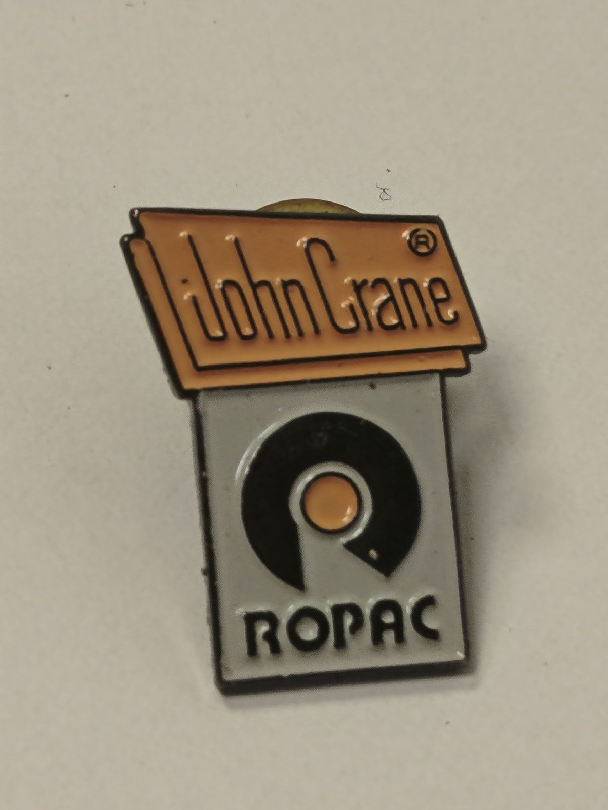 Pin's rétro ancien John Crane badge collection vintage rare objet publicitaire