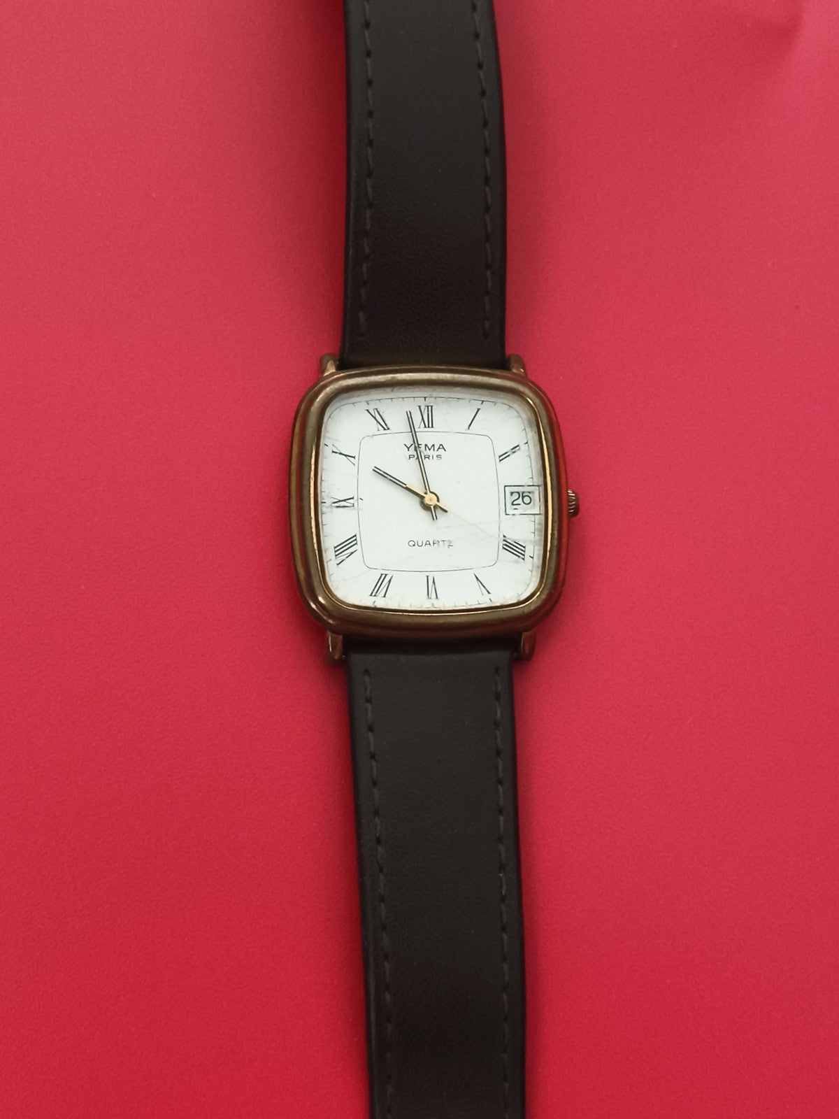 Montre vintage Yema Paris quartz cadran blanc dateur à réviser