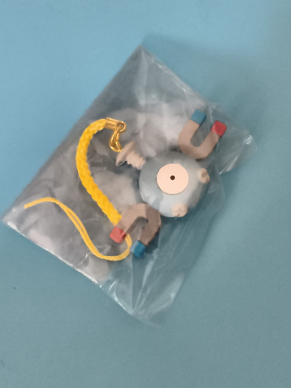 Porte-clés Magneti figurine gris bleu Pokémon, attache jaune, sous sachet