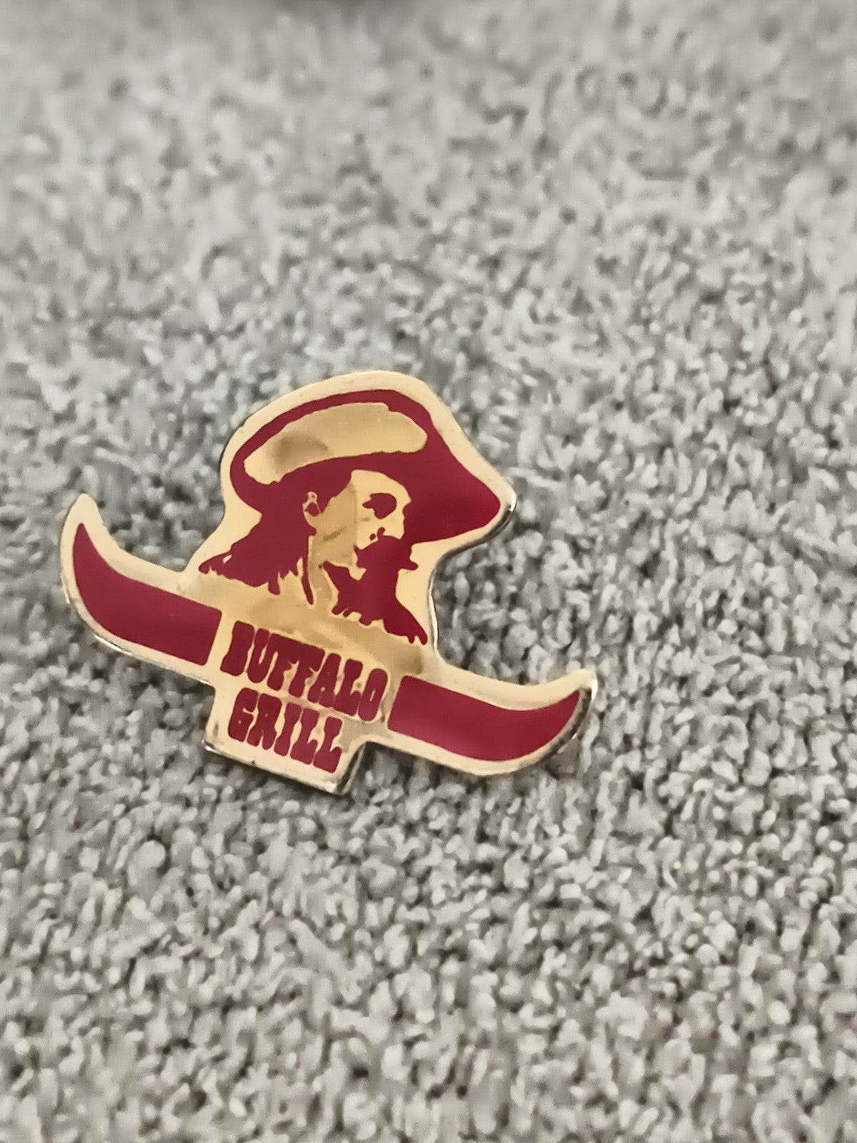 Pin's vintage Buffalo Grill logo cow-boy rouge doré badge ancien (Ref 8)