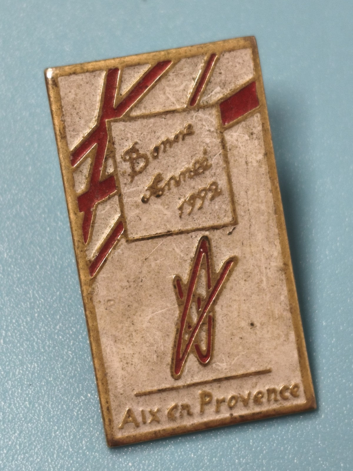 Pin's vintage Aix-en-Provence Bonne Année 1992 rectangulaire doré émaillé