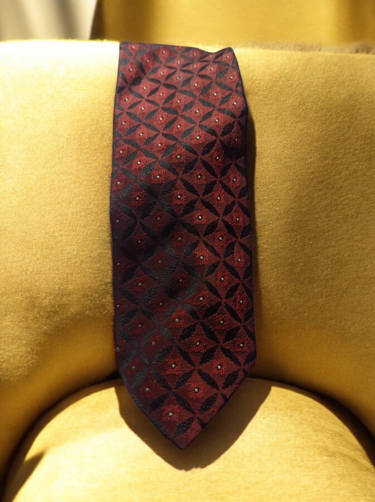 Cravate vintage Trevira bordeaux motif géométrique classique rétro