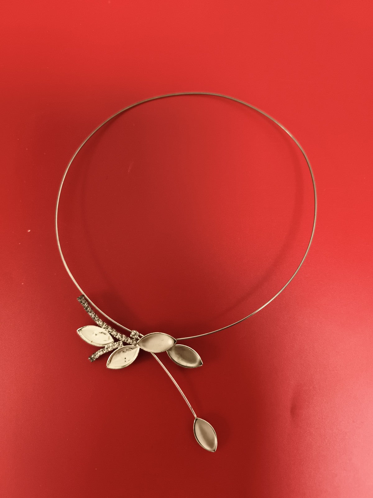 Collier tour de cou vintage deadstock, design feuille argenté, bijou rétro