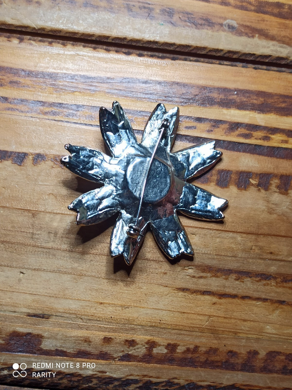 Broche fleur rétro argentée perle imitation vintage – Bijou fantaisie élégant