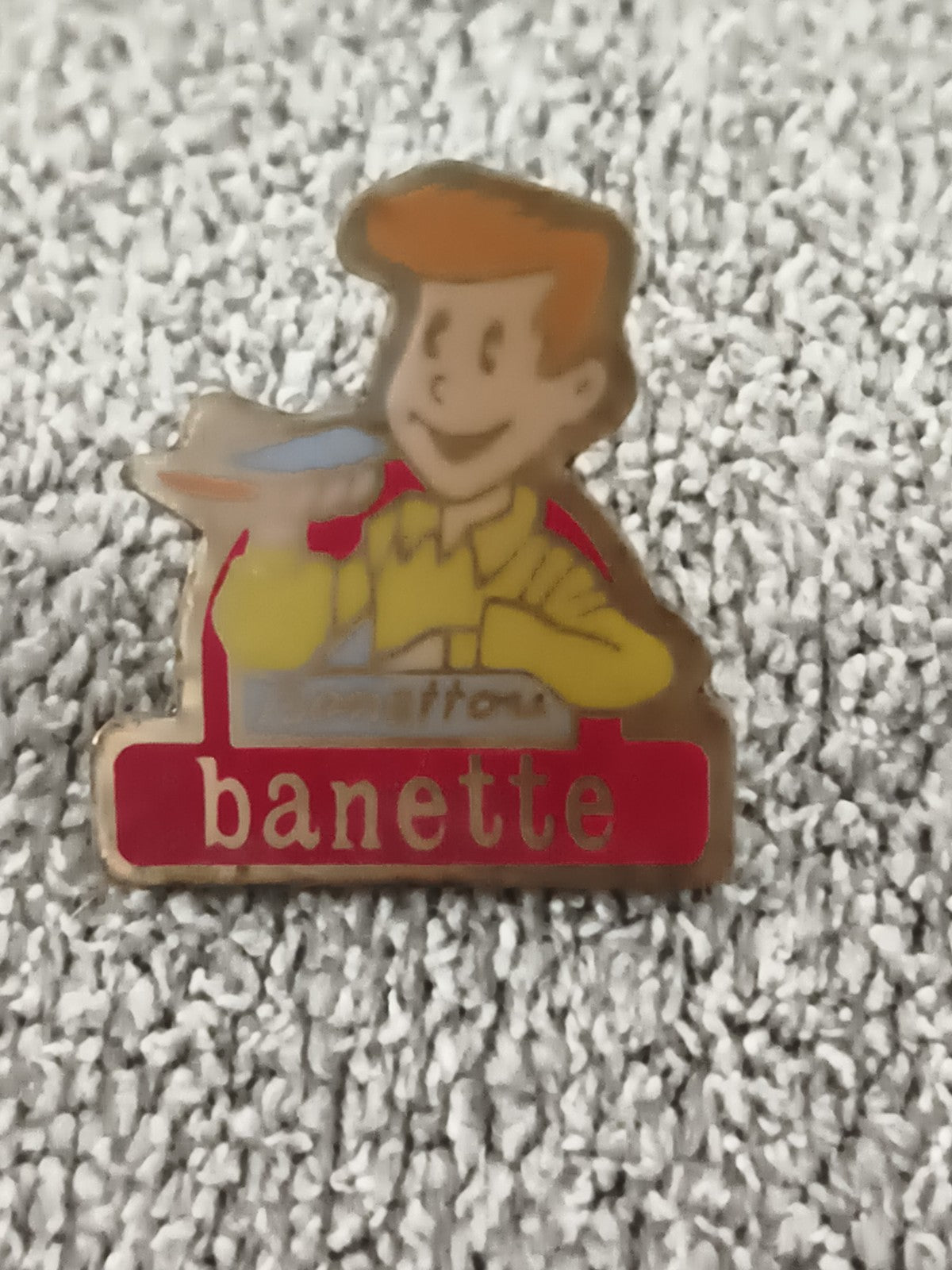 Pin's Banette vintage garçon serveur logo rouge jaune badge ancien (Ref 7)