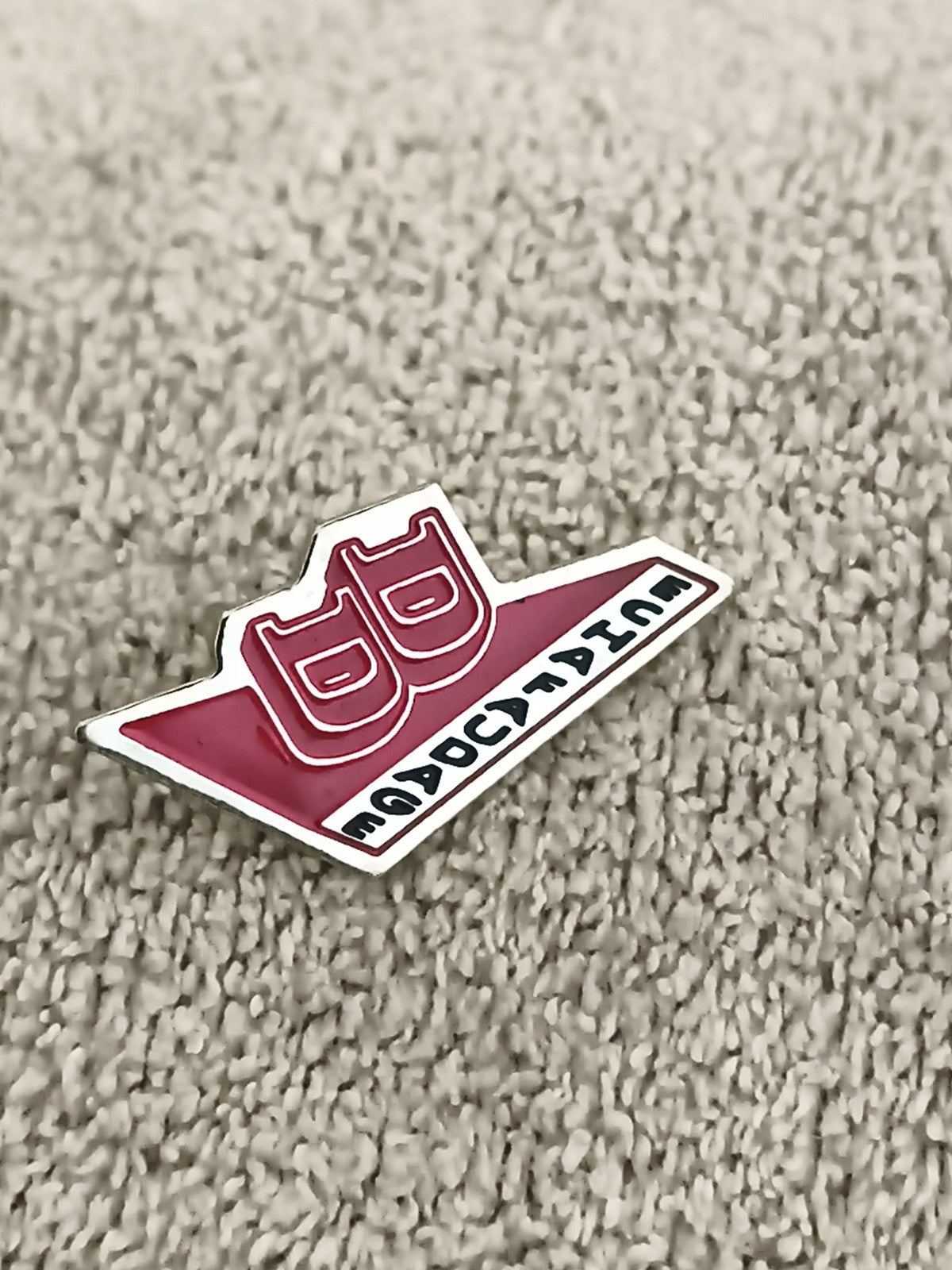 Pin's vintage BB logo émaillé rouge forme géométrique badge rétro (Ref 2)