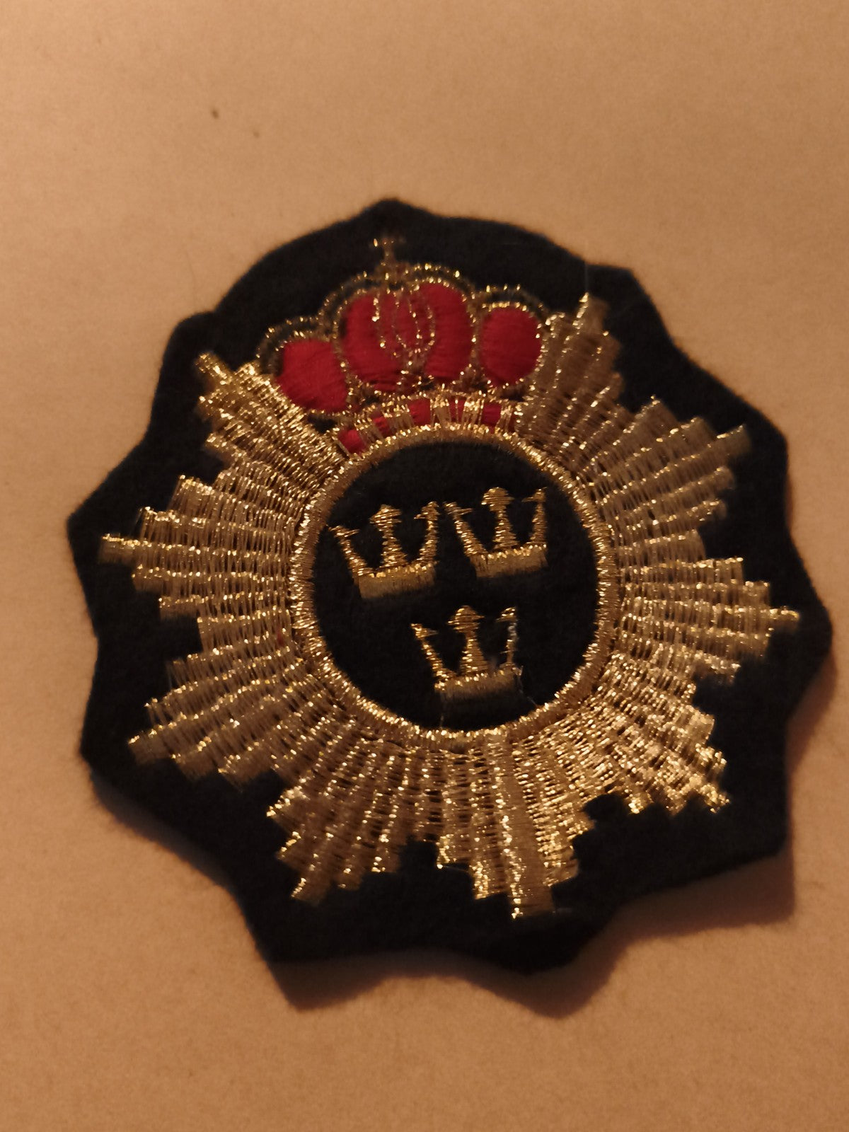 Écusson brodé ancien motif couronne dorée insigne étoilé militaire vintage