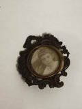 Broche mortuaire ancienne portrait photo, cadre ajouré décor époque XIXe