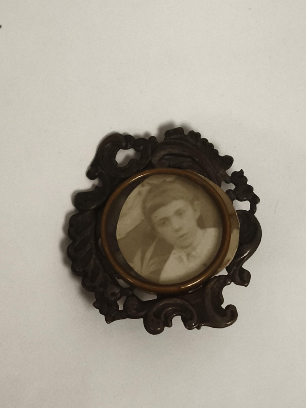Broche mortuaire ancienne portrait photo, cadre ajouré décor époque XIXe