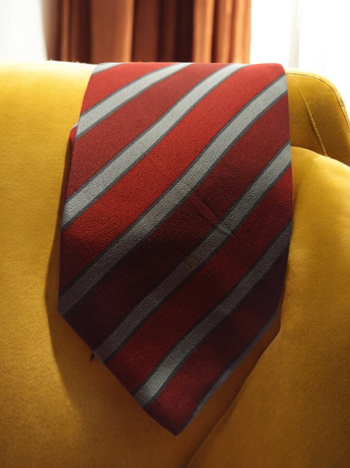 Cravate vintage Niceta rayée rouge gris – style rétro chic élégant