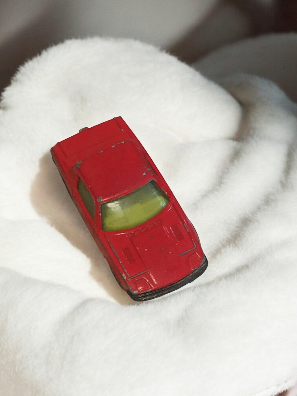 Véhicule miniature ancien rouge, voiture rétro vintage, modèle d’occasion