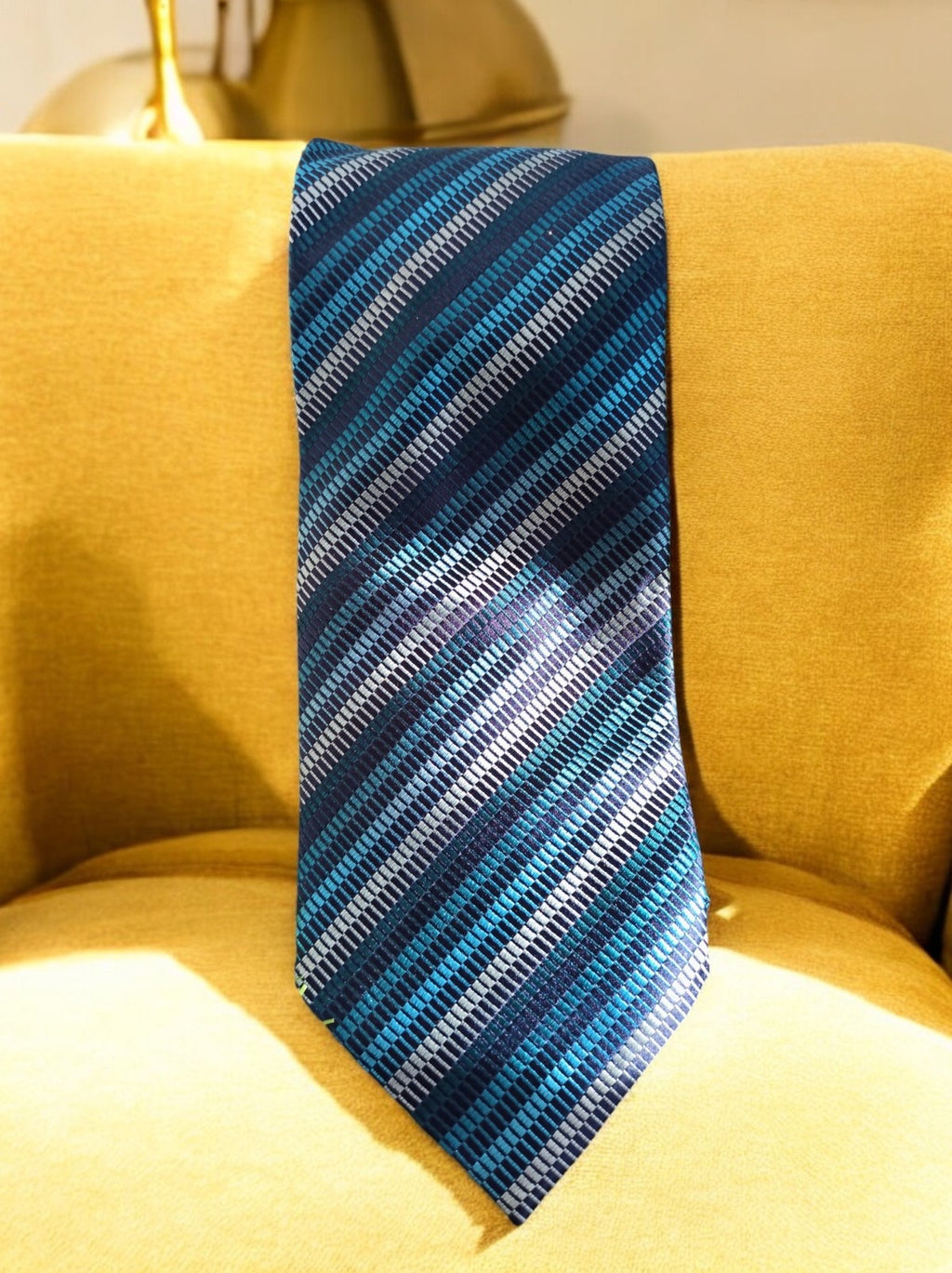 Cravate vintage Armand Thierry bleue rayée style classique élégant homme