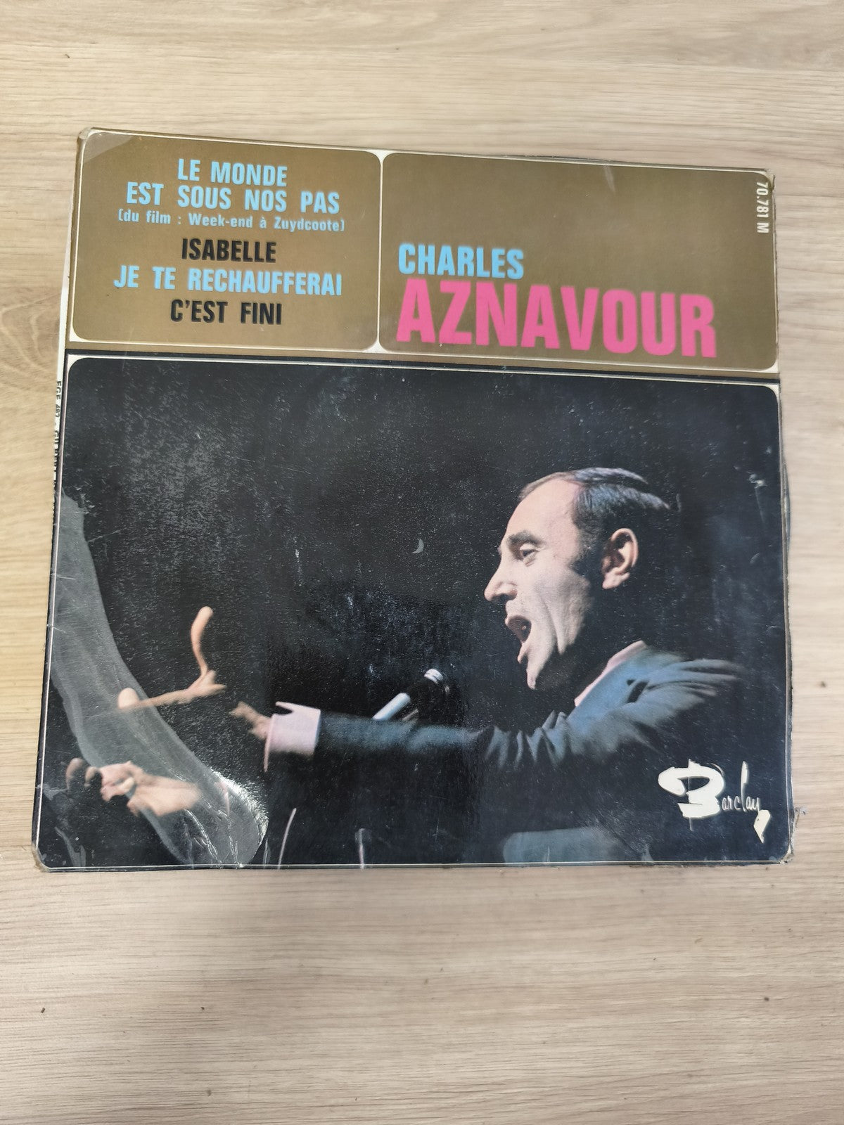 Vintage 45T Charles Aznavour Barclay ? Le Monde Est Sous Nos Pas, pochette d?ori