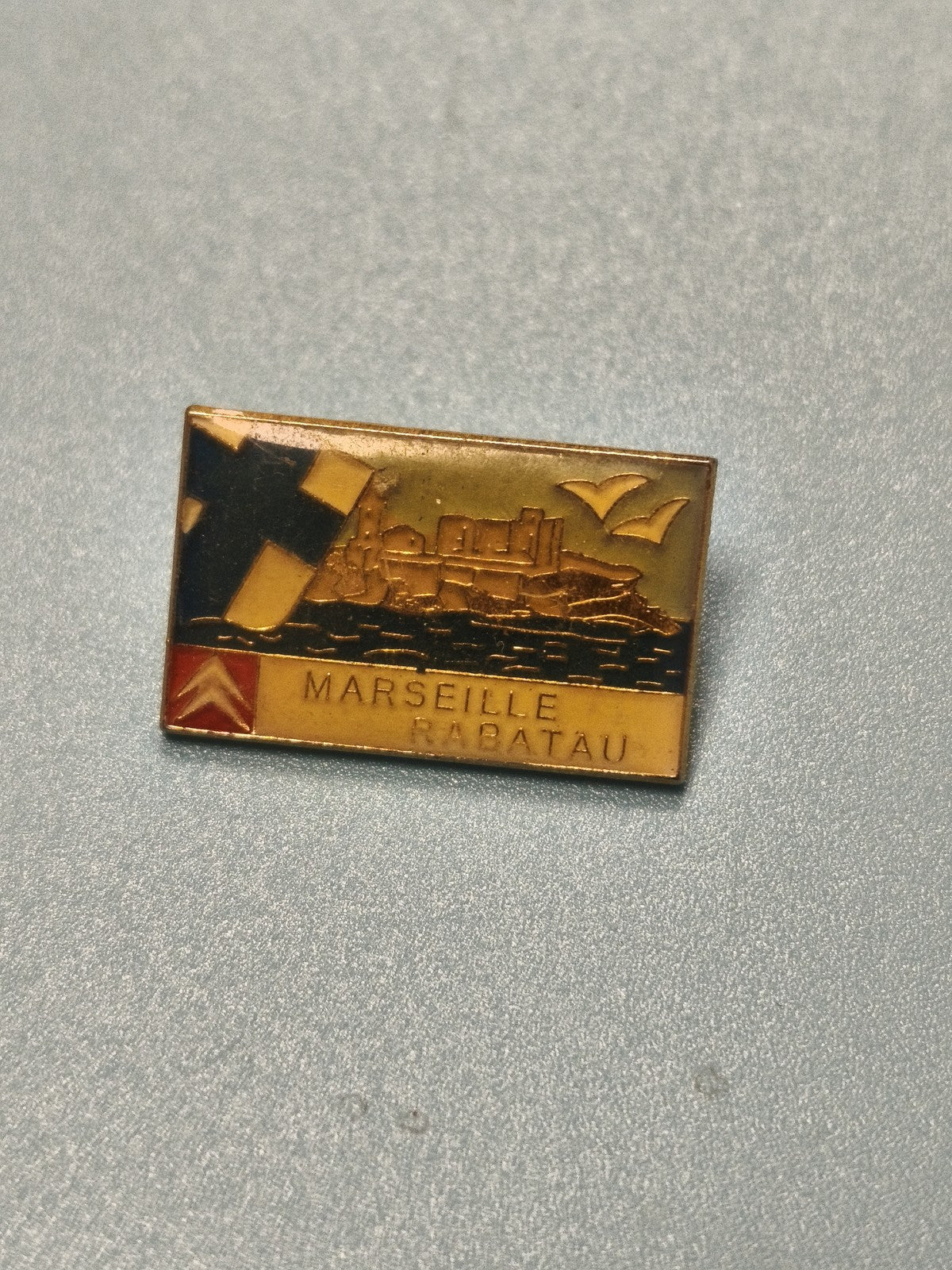 Vintage pin's Marseille Rabatau rectangulaire doré, collection régionale