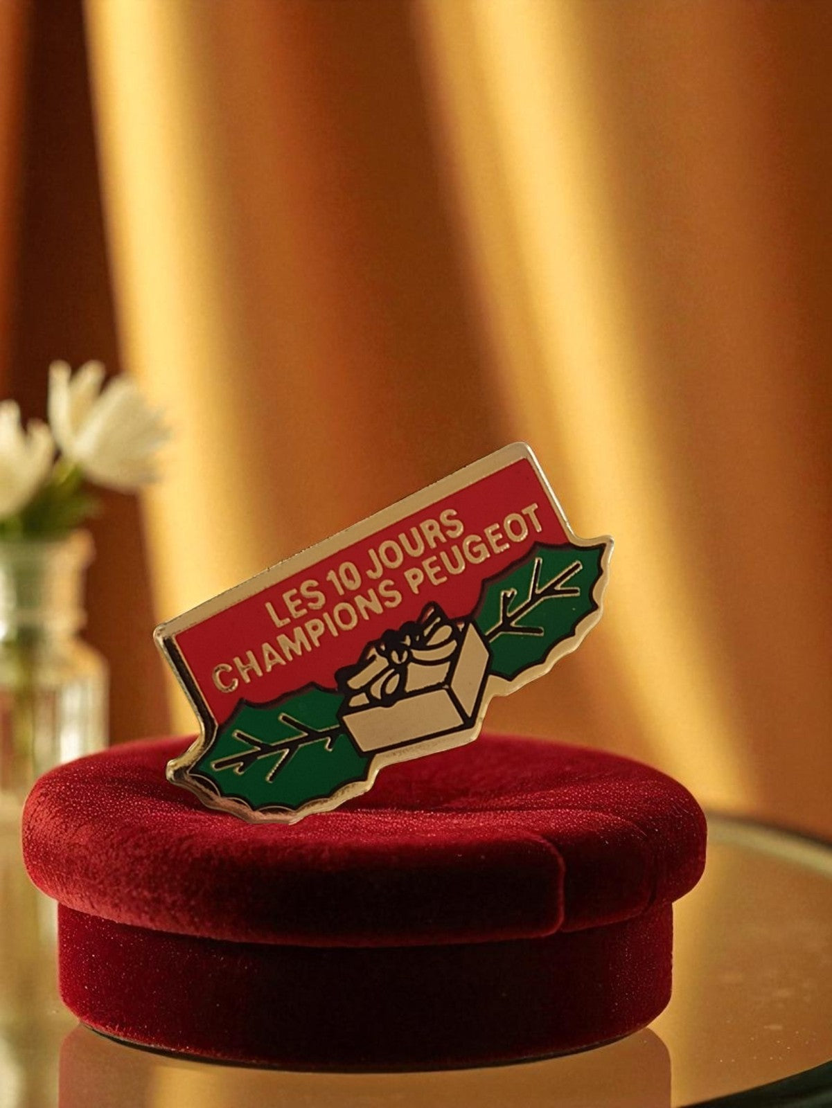 Pin's publicitaire Peugeot vintage émail ? Les 10 Jours, rétro auto