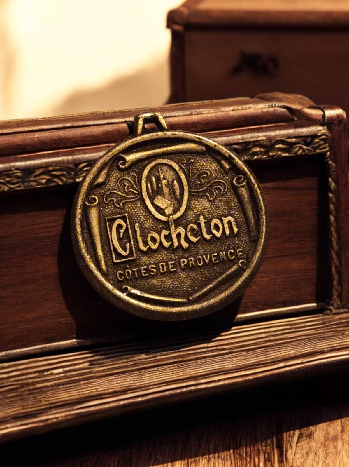 Médaille Clocheton métal doré Côtes de Provence vintage plaque décorative