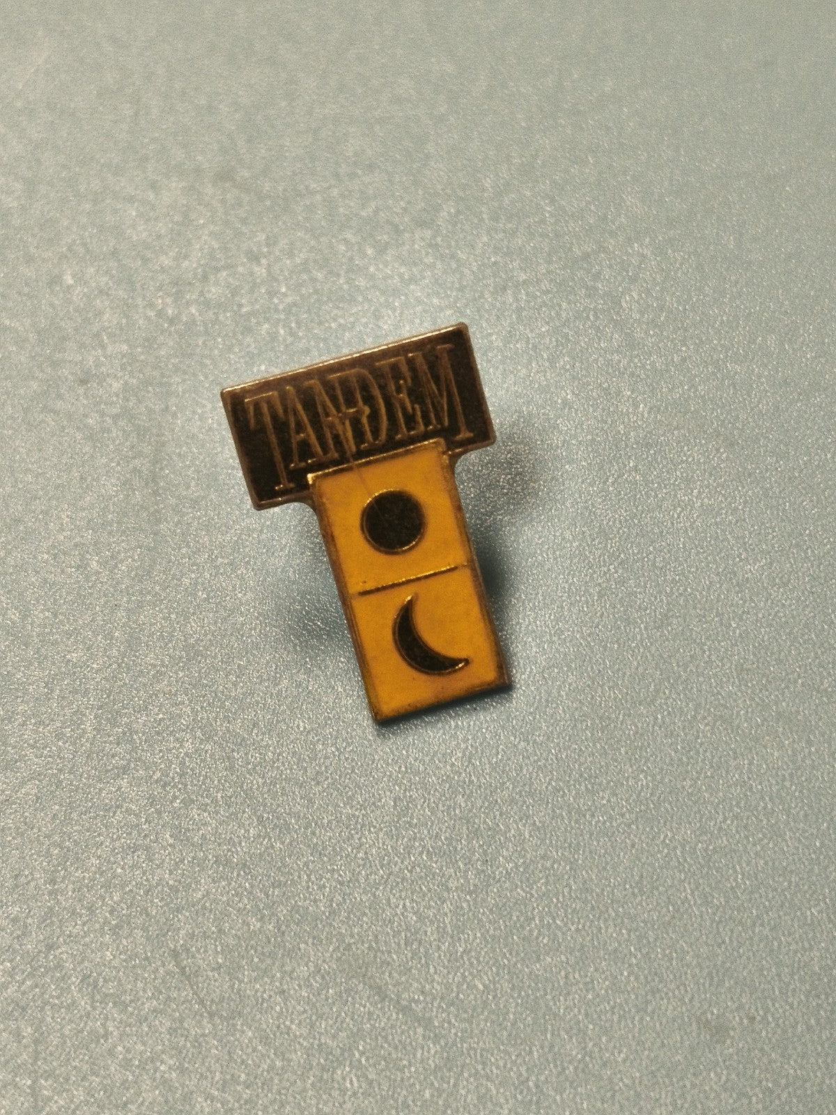 Vintage pin's TANDEM jaune, symbole lune et cercle, collection rétro (Ref 2)
