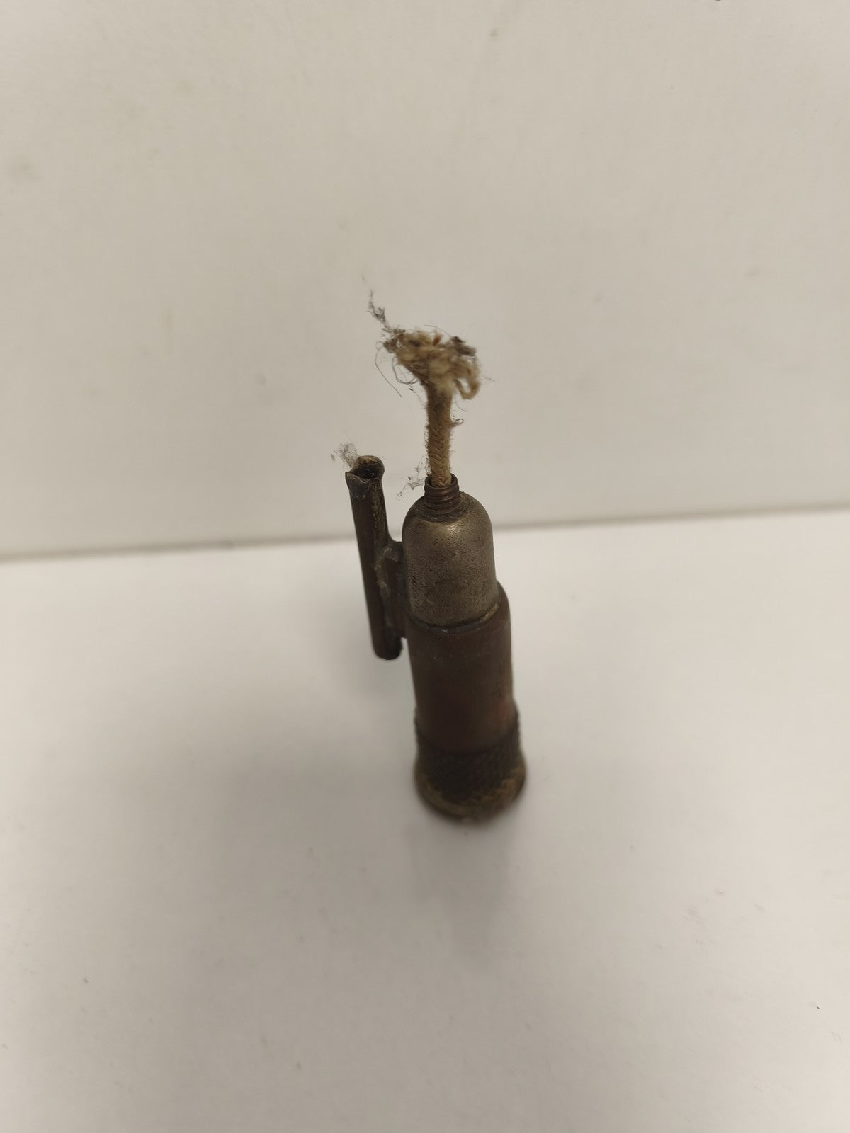 Briquet ancien militaire WW1 à mèche, finition métal patiné, objet vintage