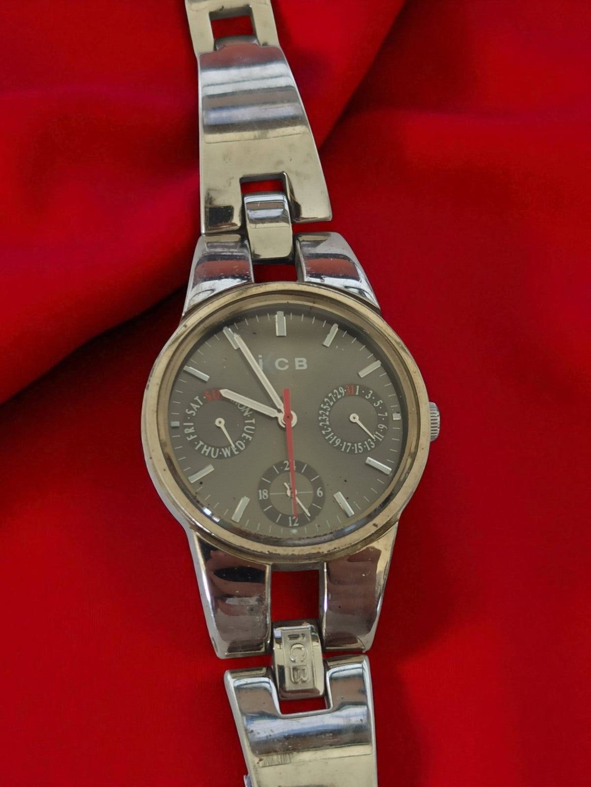 Montre femme vintage JCB à quartz, bracelet argenté, calendrier rétro