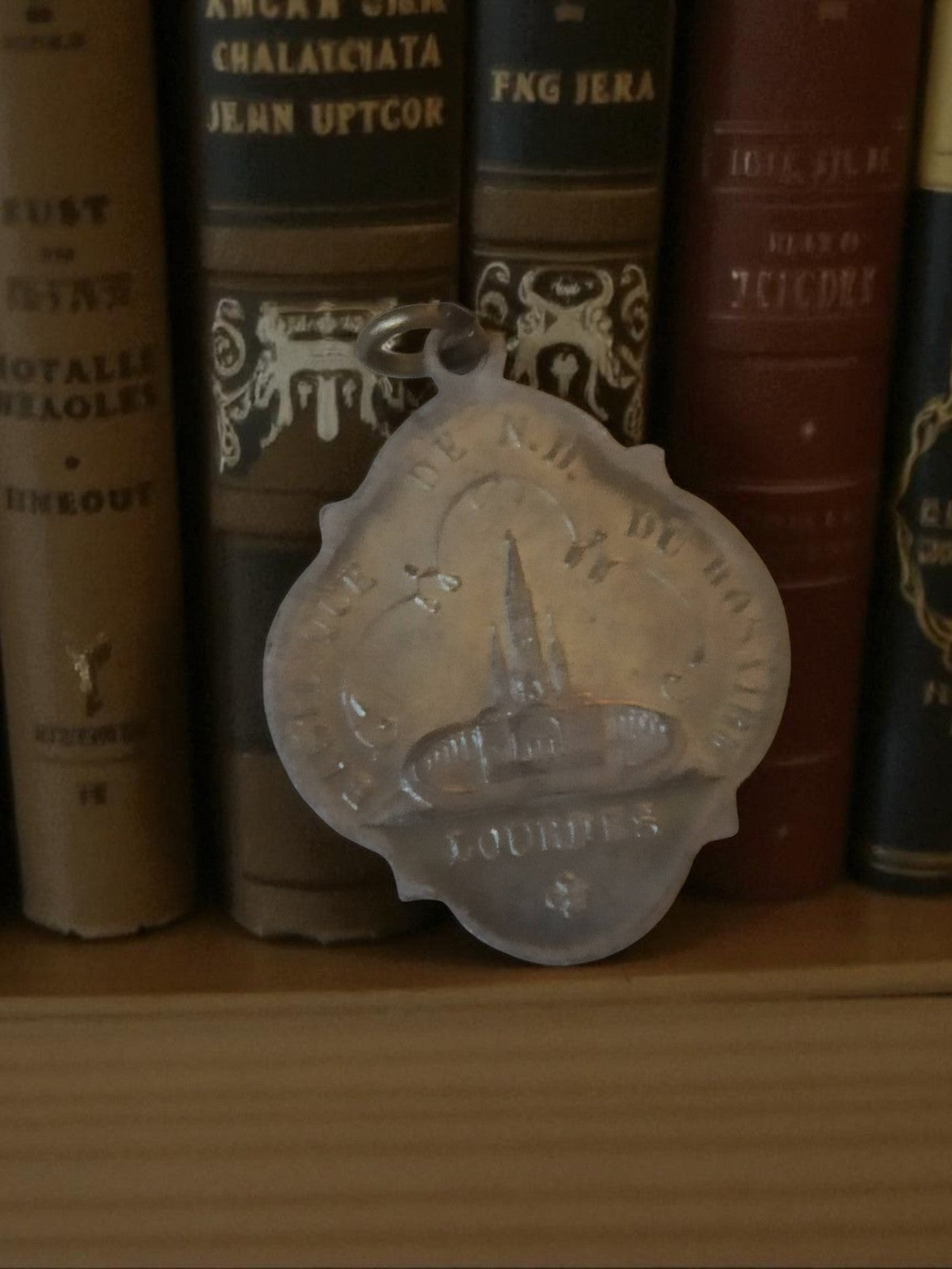 Médaille religieuse ancienne Lourdes, pendentif vintage, église relief rétro