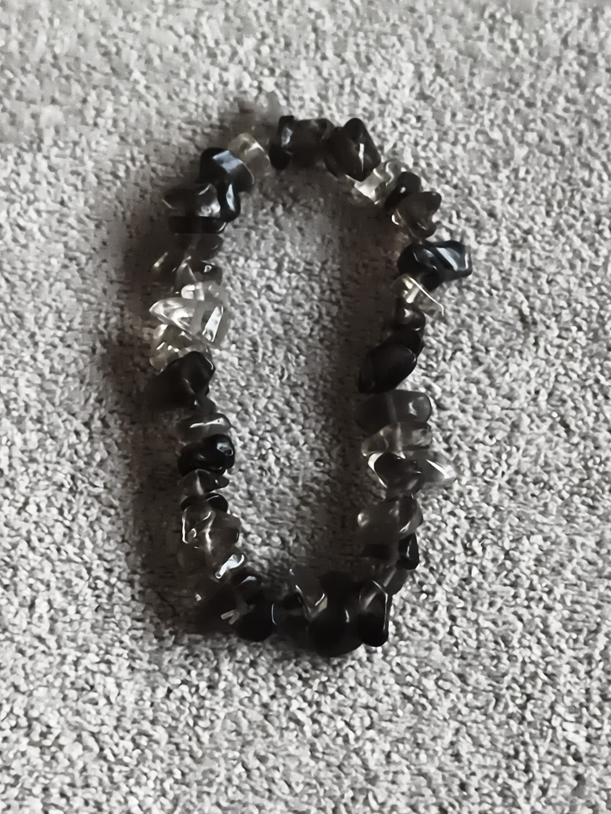 Bracelet pierres naturelles noir et translucide élastique chips minéraux