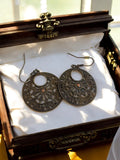 Boucles d’oreilles vintage bronze motif ajouré floral – pendants ronds élégants