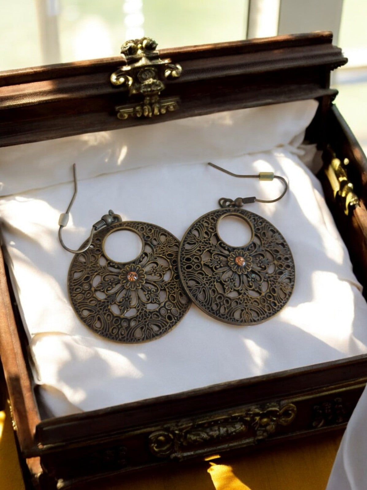 Boucles d’oreilles vintage bronze motif ajouré floral – pendants ronds élégants