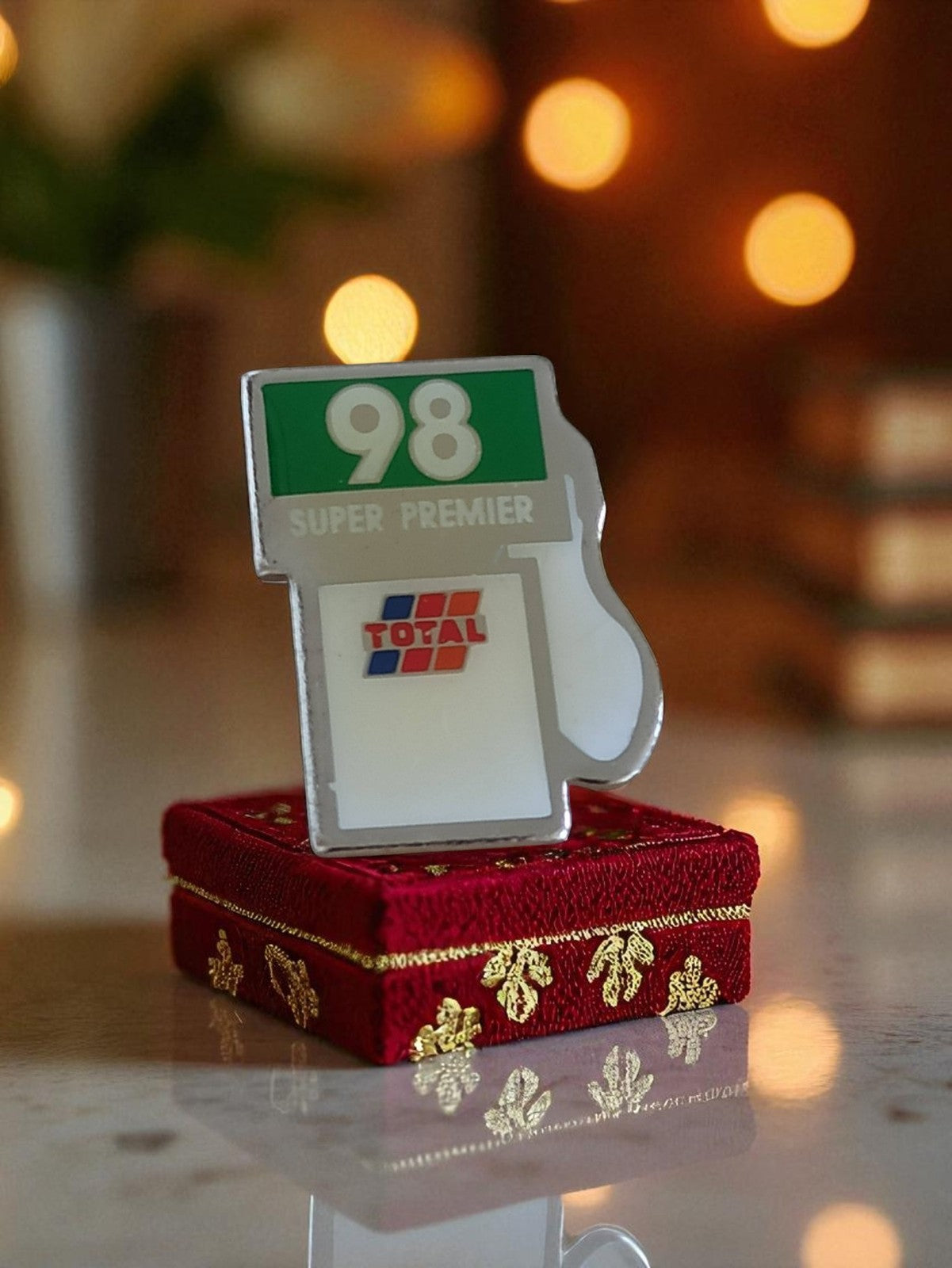 Pin's TOTAL Super Premier 98 vintage émaillé, essence rétro publicitaire