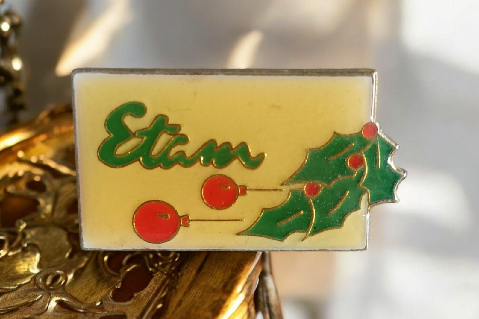 Pin's Etam vintage rétro Noël années 90, badge émaillé rectangulaire