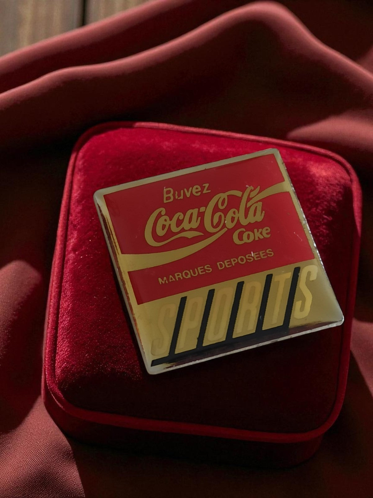 Pin's Coca-Cola vintage édition limitée SPORTS pub rétro carré