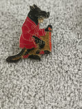 Pin's vintage maître rat robe rouge style dessin animé émaillé (Ref 9)