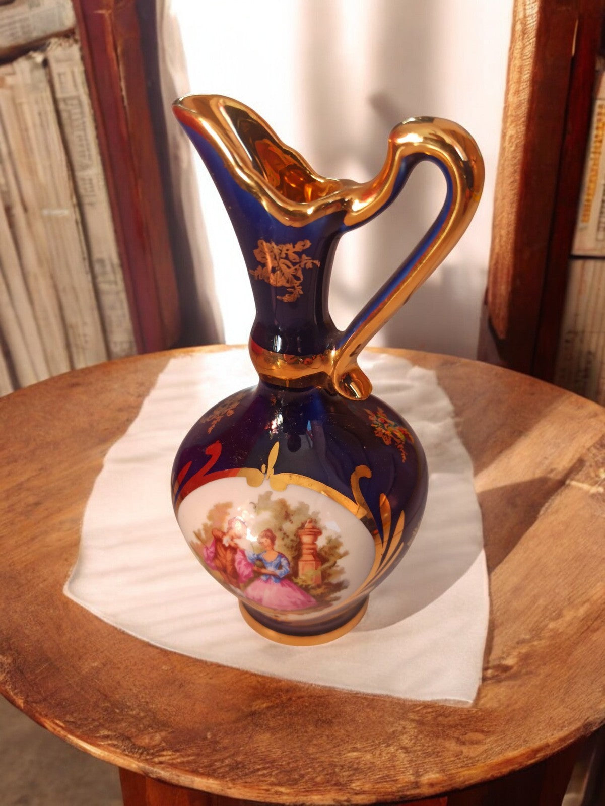 Vase pichet ancien bleu cobalt doré style Limoges décor scène romantique vintage