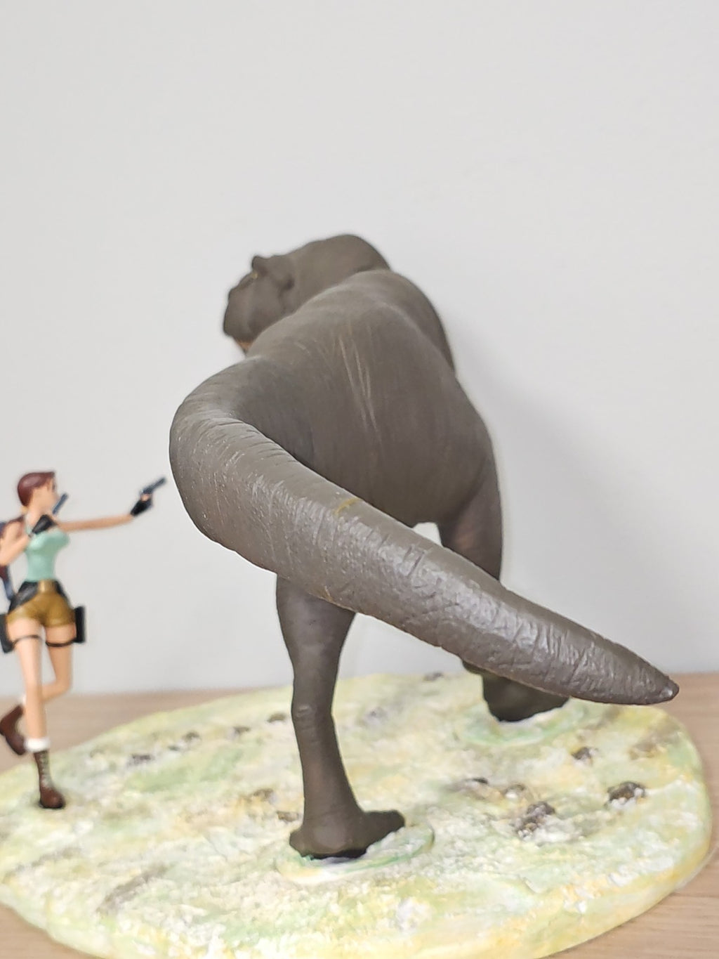 Figurine Tomb Raider Lara Croft avec T-Rex Diorama Atlas Jeu Vidéo Héros