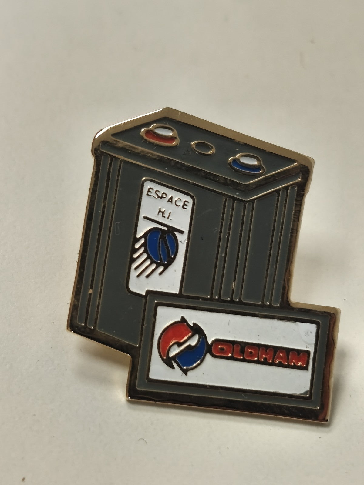 Pin's rétro Oldham ancien badge collection vintage années 80 objet publicitaire